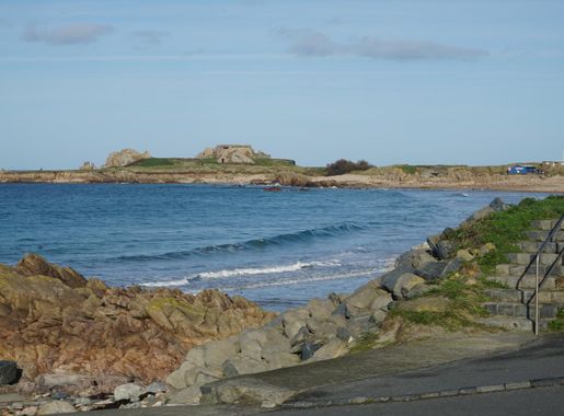 File:Cobo Bay, Guernsey (49557917652).jpg - Wikimedia Commons