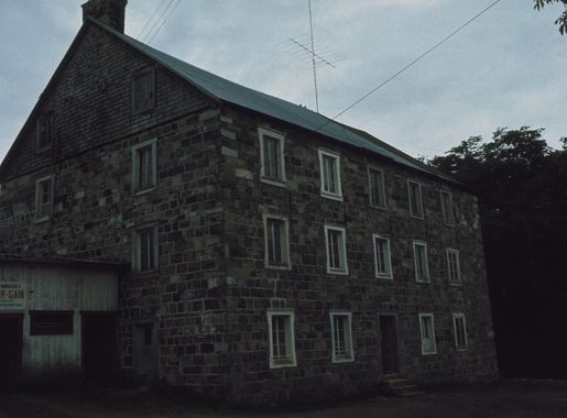 File:Moulin banal, 525, route de la Seigneurie, Saint-Roch-des-Aulnaies vue  d'ensemble 11-d.na.civile-76-2596.jpg - Wikimedia Commons