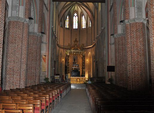 File:Gniezno,Wnętrze Katedry św.Wojciecha(2).JPG - Wikimedia Commons