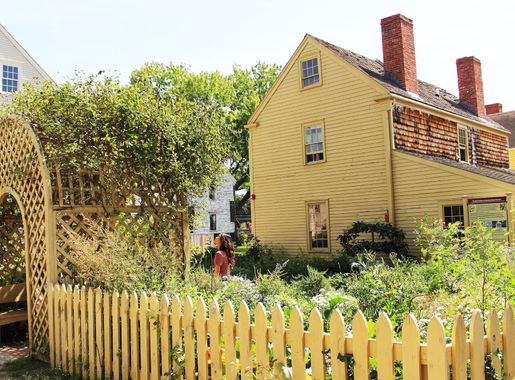 File:An Herb Garden in Strawbery Banke Historic District.jpg - Wikimedia  Commons