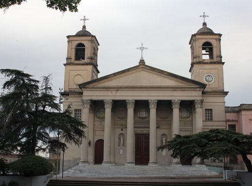 File:Basílica vista desde la plaza constitución.JPG - Wikimedia Commons