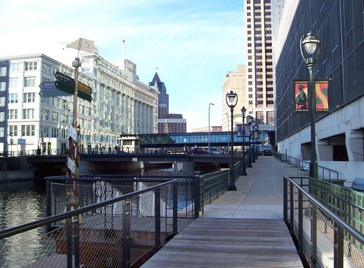 File:Milwaukee Riverwalk.jpg - Wikimedia Commons