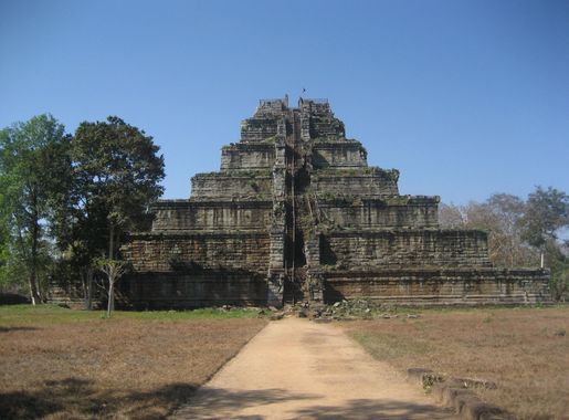 File:Koh Ker, Prasat Thom (6225843693).jpg - Wikimedia Commons