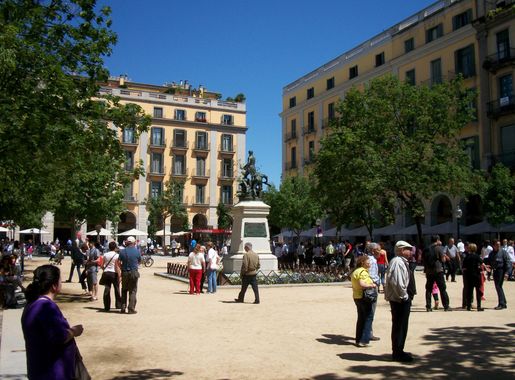 File:Plaça de Independència, Girona, Catalonia, Spain.JPG - Wikimedia  Commons