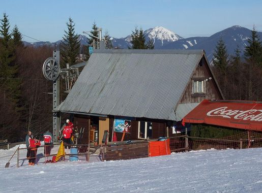 File:Park Snow Dovolany - platter lift.JPG - Wikimedia Commons