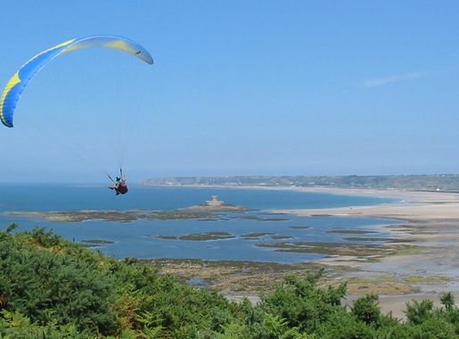 File:Paragliding St Ouen's Bay, Jersey.jpg - Wikimedia Commons