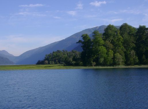 Archivo:Lago Pirihueico.jpg - Wikipedia, la enciclopedia libre