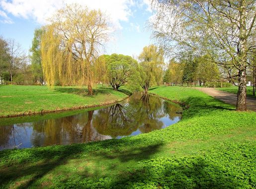 File:Pavasaris uzvaras parka - panoramio.jpg - Wikimedia Commons