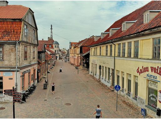 File:Kuldīga, Kurzeme, Latvija, Gājēju iela.jpg - Wikimedia Commons