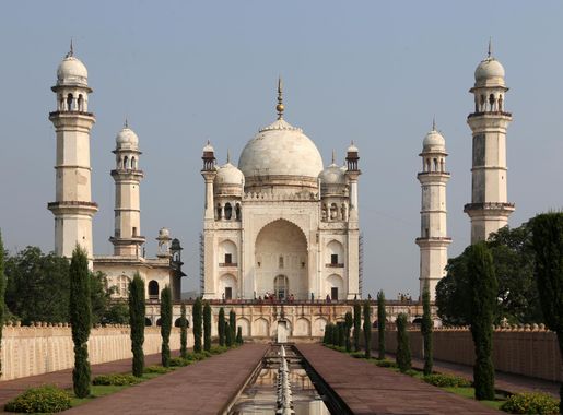 File:Aurangabad, Bibi Ka Maqbara, mausoleo per la prima moglie di  aurangzaeb Dilras Banu Begum, 1660-69 ca., corpo centrale e minareti 04.jpg  - Wikimedia Commons