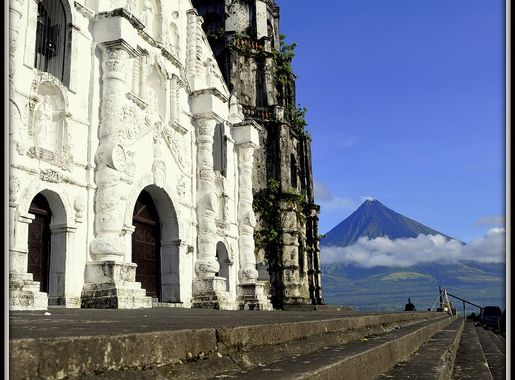 File:Daraga church with mayon volcano background.JPG - Wikimedia Commons