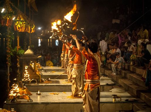 File:Ganga Aarti in evening at Dashashwamedh ghat, Varanasi 5.jpg -  Wikimedia Commons