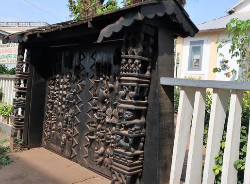 Fichier:Gate of Porto Novo ethnographic museum Benin Dec 2017.jpg —  Wikipédia