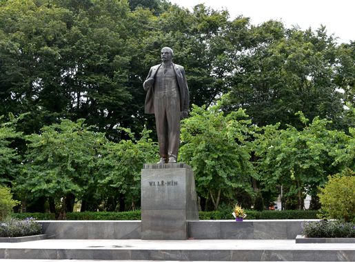File:Lenin Park, Hanoi (3) (37781139074).jpg - Wikimedia Commons