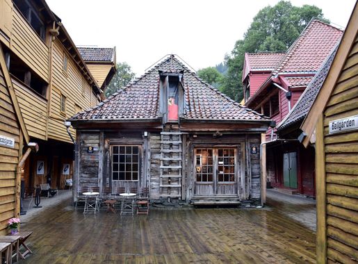 File:Jacobsfjorden, Bellgården, Bryggen, 2019 (01).jpg - Wikimedia Commons