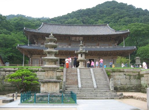 File:Korea-Mountain-Jirisan-Hwaeomsa-01.jpg - Wikipedia