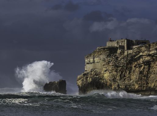 File:Nazaré High Waves (188840363).jpeg - Wikimedia Commons