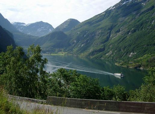 File:Geiranger in Norwegen.JPG - Wikimedia Commons
