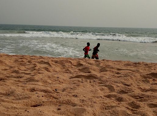 Fichier:Petites foulées à la plage de Fidjrossè Cotonou Bénin.jpg —  Wikipédia