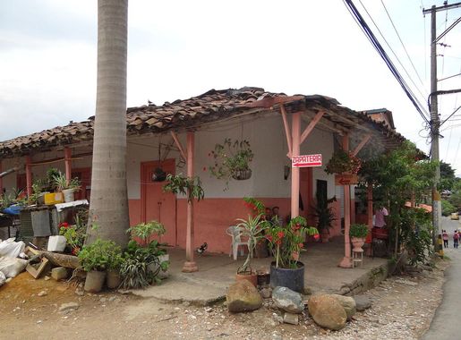 File:Vista diagonal de la Estación del Ferrocarril Itagüí. Barrio Yarumito.  Itagüí (Antioquia). Colombia.JPG - Wikimedia Commons