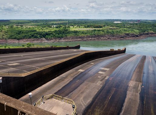 File:Usina Hidroelétrica Itaipu Binacional - Itaipu Dam (17360670281).jpg -  Wikimedia Commons