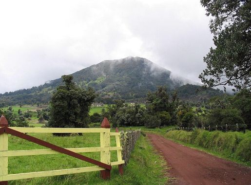 File:Turrialba Volcano cone Sept 2005 .jpg - Wikipedia
