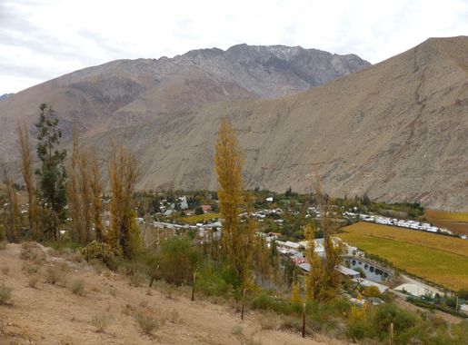 Archivo:El pueblo de Pisco Elqui (Chile), desde la ladera de un cerro.jpg -  Wikipedia, la enciclopedia libre