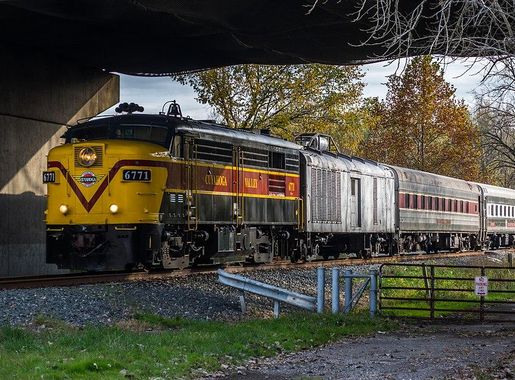 File:Cuyahoga Valley Scenic Railroad at Rockside Road.jpg - Wikimedia  Commons