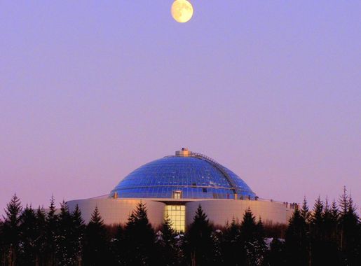 File:A winter moon rises over the Pearl - Flickr - o palsson.jpg -  Wikimedia Commons