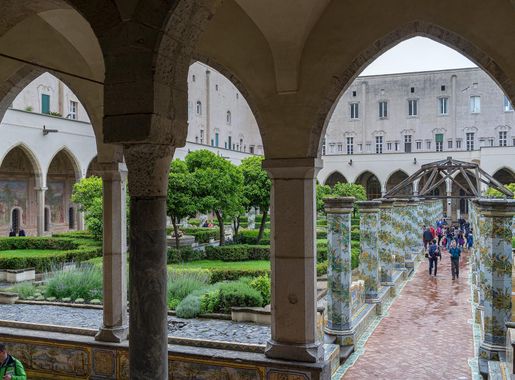 File:Naples - Santa Chiara - Cloitre - Vue générale.jpg - Wikimedia Commons
