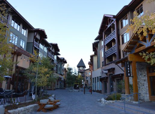 File:Village at Mammoth (October 2013) 02.JPG - Wikimedia Commons