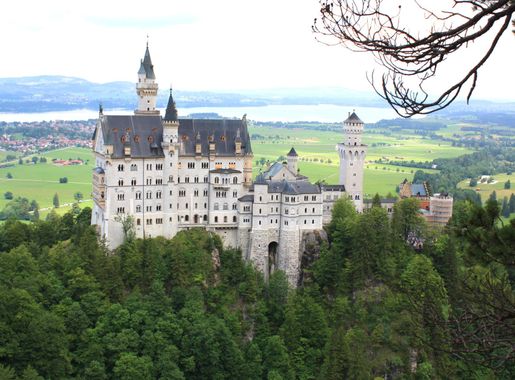 File:Schloss Neuschwanstein vom Maximiliansweg.jpg - Wikimedia Commons
