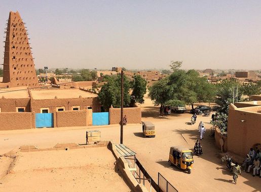 File:Niger, Agadez (28), grand mosque, old city.jpg - Wikimedia Commons