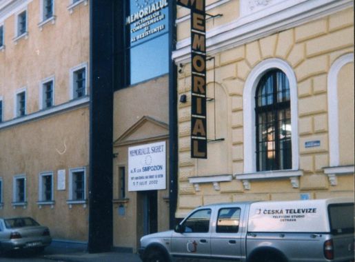 File:House of memorial of victims of communism.jpg - Wikimedia Commons
