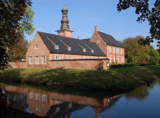 File:Husum castle 0902.JPG - Wikimedia Commons