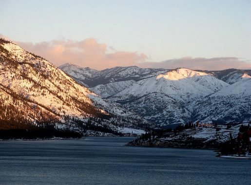 File:Uplake from the south shore Lake Chelan.jpg - Wikimedia Commons