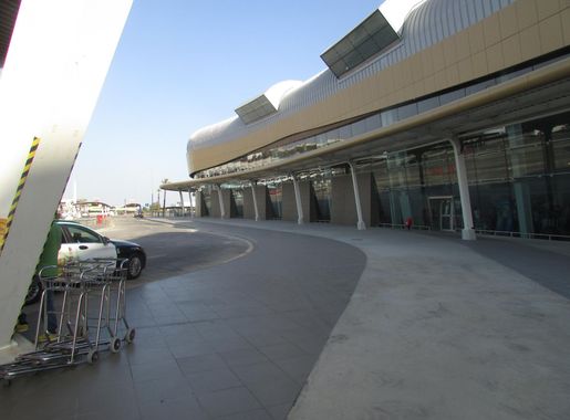 File:2017-08-20 Outside the Arrivals hall at the terminal, Faro airport  (2).JPG - Wikimedia Commons