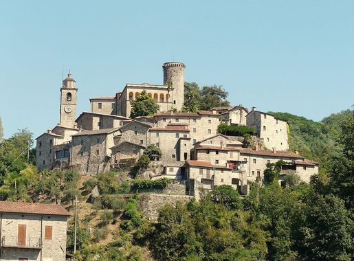 File:Bagnone-panorama castello1.JPG - Wikipedia