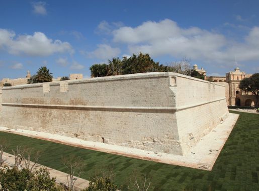 File:Malta - Mdina - City wall+ditch 01 ies.jpg - Wikimedia Commons