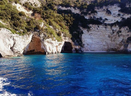 File:ANTIPAXOS CAVE.jpg - Wikimedia Commons