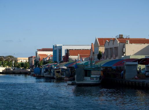 File:Floating Market, Willemstad, Curaçao (4383546289).jpg - Wikimedia  Commons
