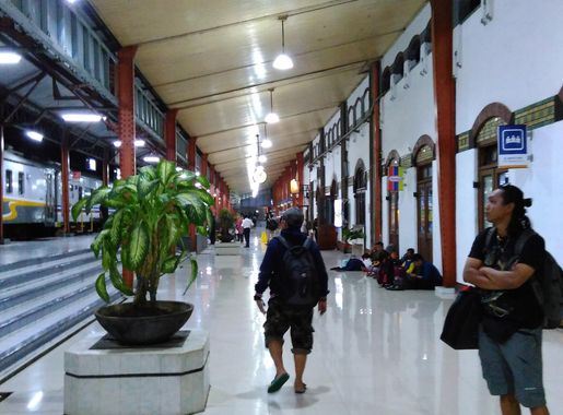 File:Semarang Tawang Station main platform, Central Java, Indonesia.jpg -  Wikimedia Commons
