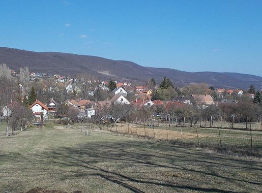 File:Kopaszberg von Pilisszántói Straße, 2022 Pilisszentkereszt.jpg -  Wikimedia Commons