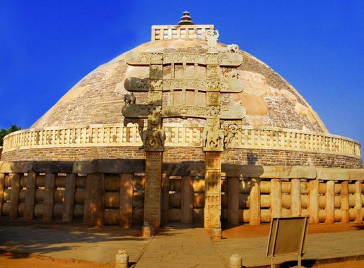 File:Sanchi Stupa from Eastern gate, Madhya Pradesh.jpg - Wikipedia