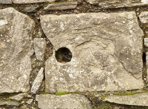 File:Castle Gardens bolt hole or spud-stone.jpg - Wikimedia Commons