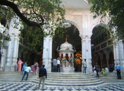 File:ISKCON Juhu Temple Altars.JPG - Wikimedia Commons