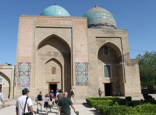 File:Dorut Tilavat complex in general - 4 general view of the 2  mausoleums.JPG - Wikimedia Commons