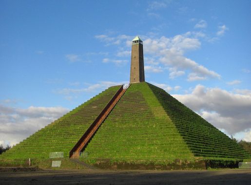 File:081207 NL Pyramide van Austerlitz.JPG - Wikimedia Commons