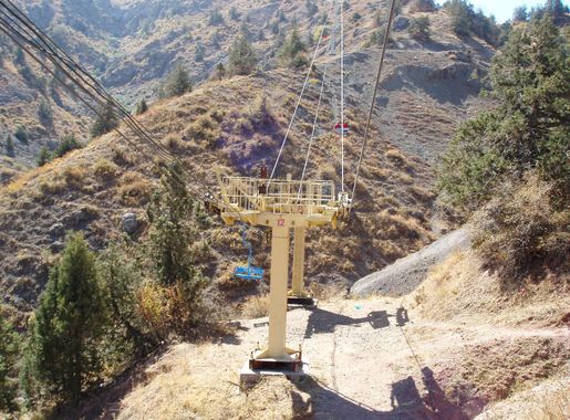 Файл:Ski lift Chimgon.JPG — Википедия