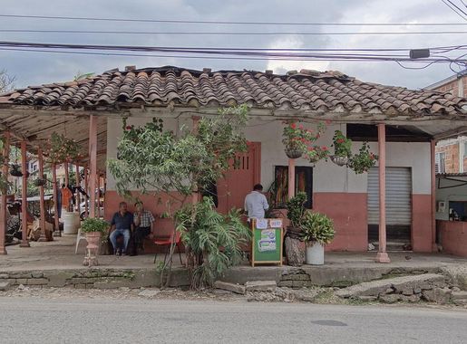 File:Vista frontal de la Estación del Ferrocarril Itagüí. Barrio Yarumito.  Itagüí (Antioquia). Colombia.JPG - Wikimedia Commons